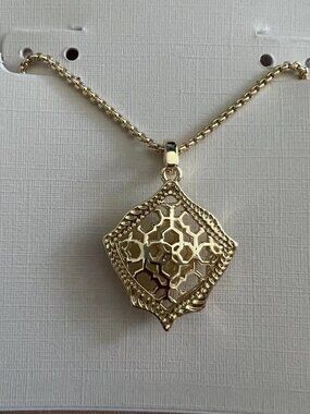 Kendra Scott necklace